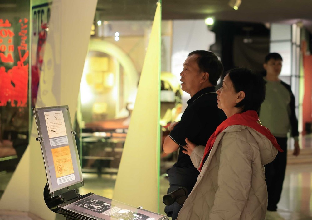 Hàng vạn người vào Lăng viếng Chủ tịch Hồ Chí Minh sáng mùng 3 Tết - Ảnh 2.