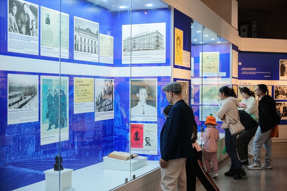 Hàng vạn người vào Lăng viếng Chủ tịch Hồ Chí Minh sáng mùng 3 Tết - Ảnh 1.