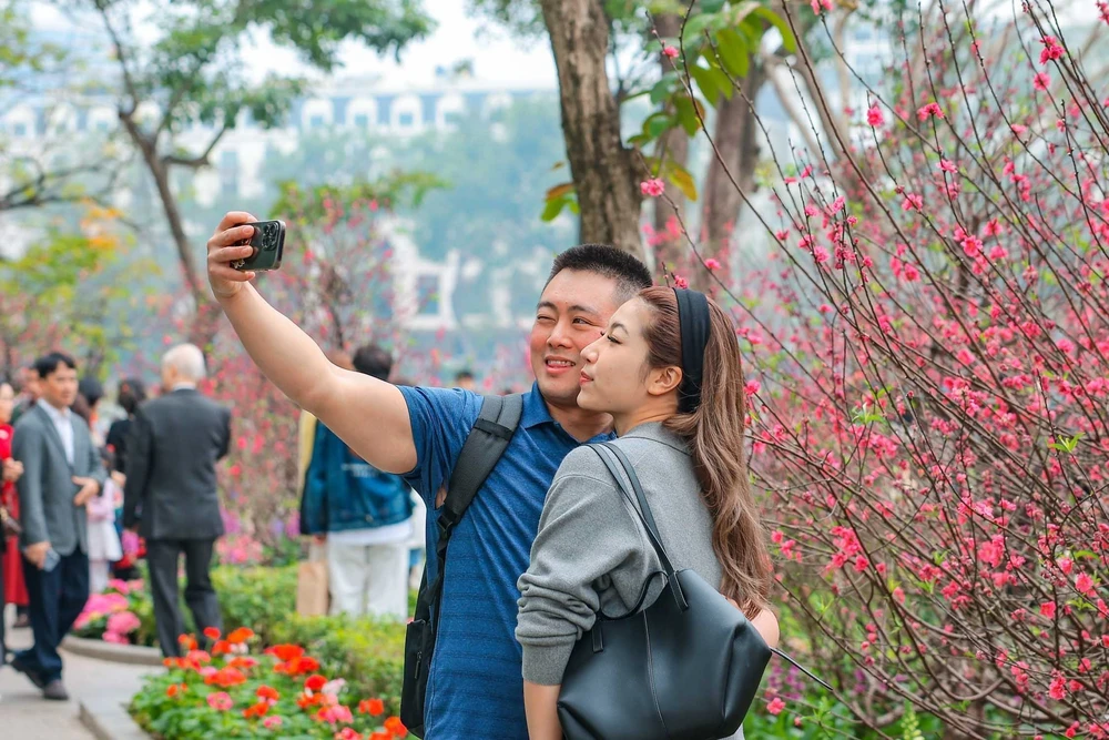 Người dân rộn ràng du Xuân bên hồ Hoàn Kiếm mùng 3 Tết - Ảnh 8.