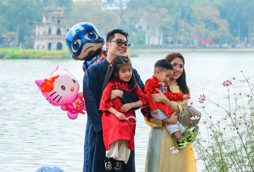 Người dân rộn ràng du Xuân bên hồ Hoàn Kiếm mùng 3 Tết - Ảnh 12.