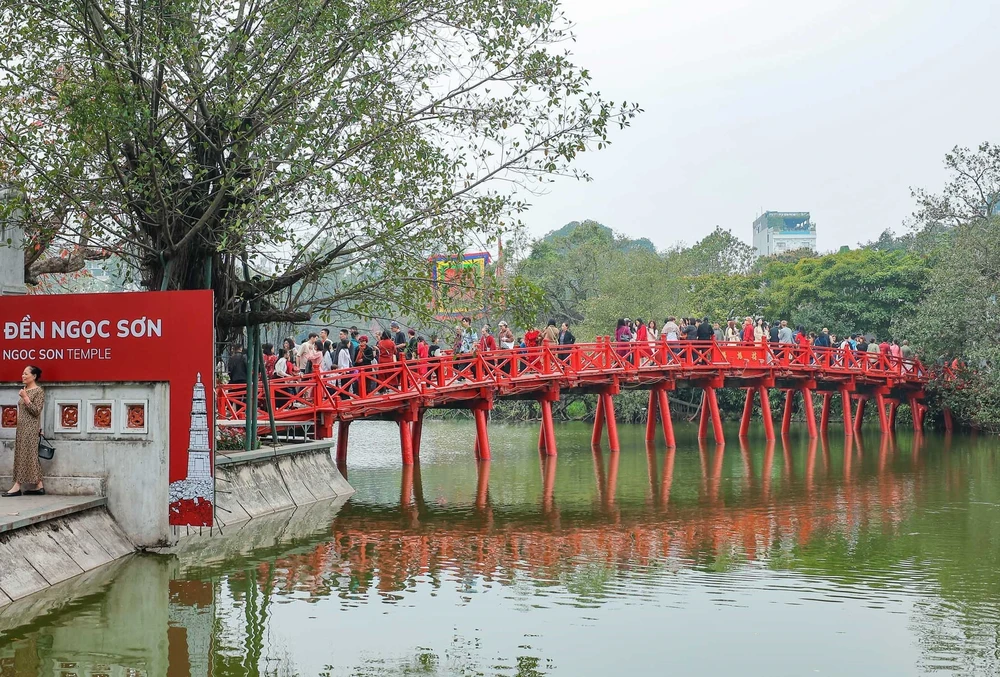 Người dân rộn ràng du Xuân bên hồ Hoàn Kiếm mùng 3 Tết - Ảnh 7.