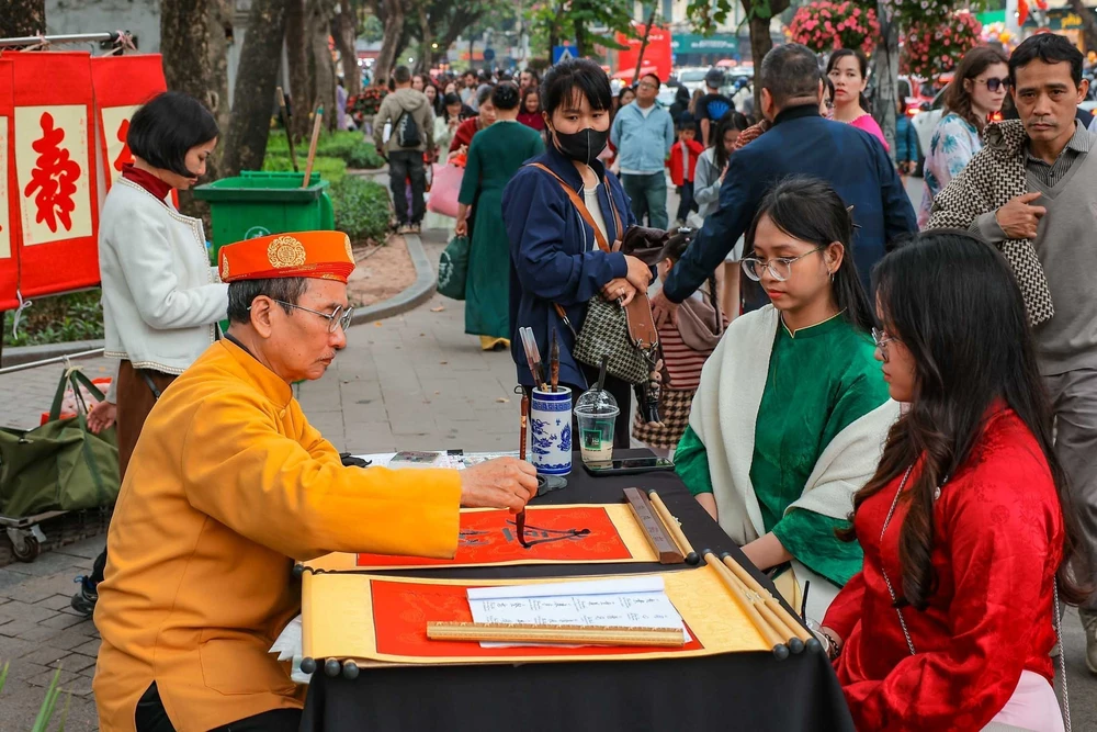 Người dân rộn ràng du Xuân bên hồ Hoàn Kiếm mùng 3 Tết - Ảnh 13.