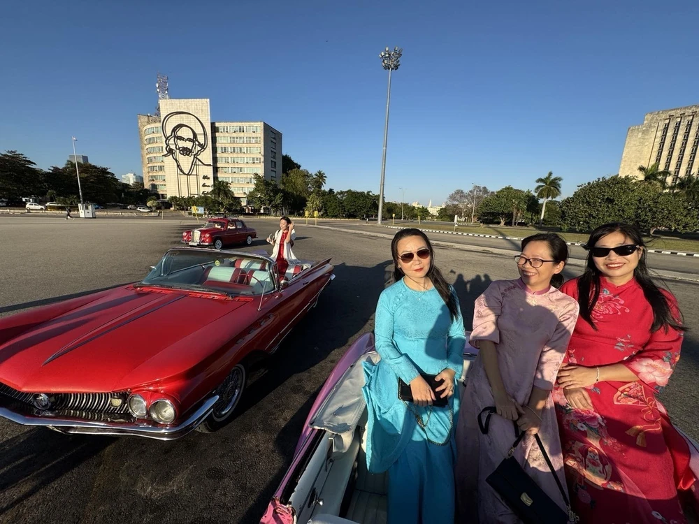 Áo dài Việt khoe sắc bên xe cổ ở La Habana đón Tết - Ảnh 7.