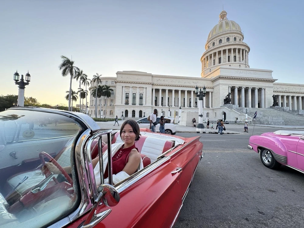 Áo dài Việt khoe sắc bên xe cổ ở La Habana đón Tết - Ảnh 4.