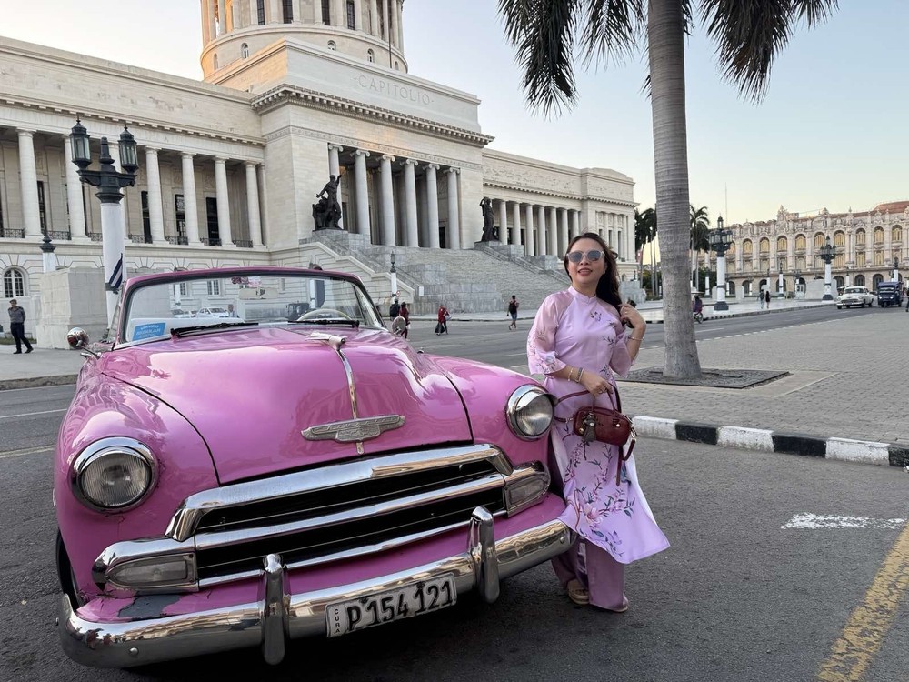 Áo dài Việt khoe sắc bên xe cổ ở La Habana đón Tết - Ảnh 2.