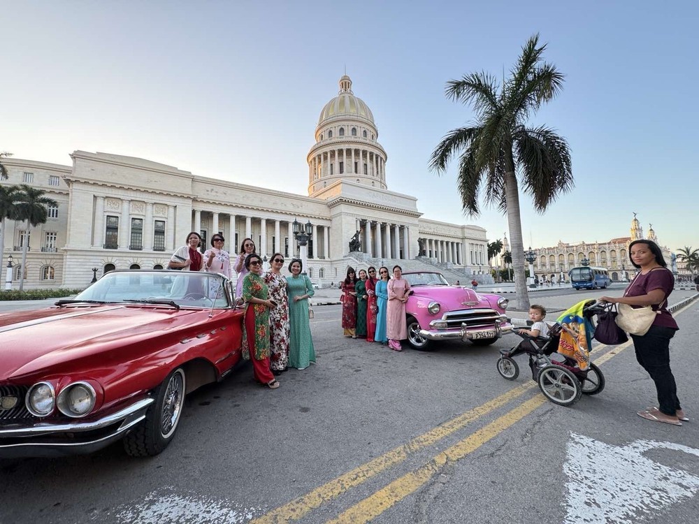 Áo dài Việt khoe sắc bên xe cổ ở La Habana đón Tết - Ảnh 5.