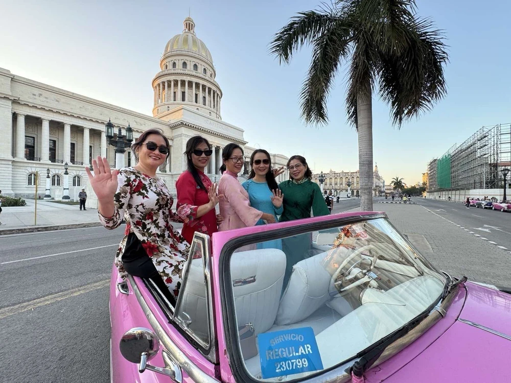 Áo dài Việt khoe sắc bên xe cổ ở La Habana đón Tết - Ảnh 1.