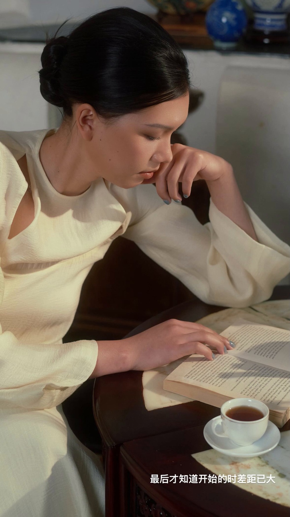 vừa xuất hiện trong trang phục áo dài trắng trang nhã, tóc búi cao gọn gàng, cùng vẻ mặt suy tư nhiều tâm trạng