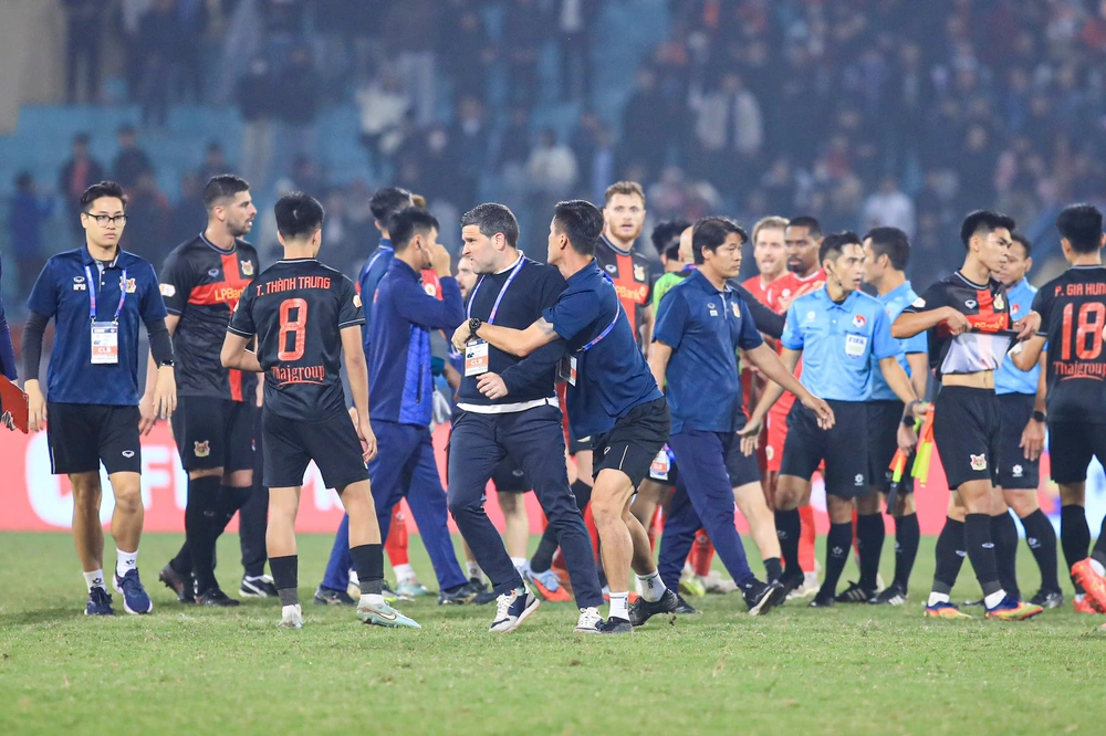 HLV Tây Ban Nha bị phạt 10 triệu, đình chỉ nhiệm vụ hai trận vì mắng trọng tài - Ảnh 1.