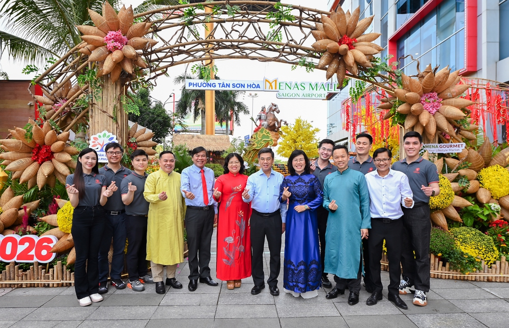 Khai mạc đường hoa cửa ngõ sân bay Tân Sơn Nhất - Ảnh 1.