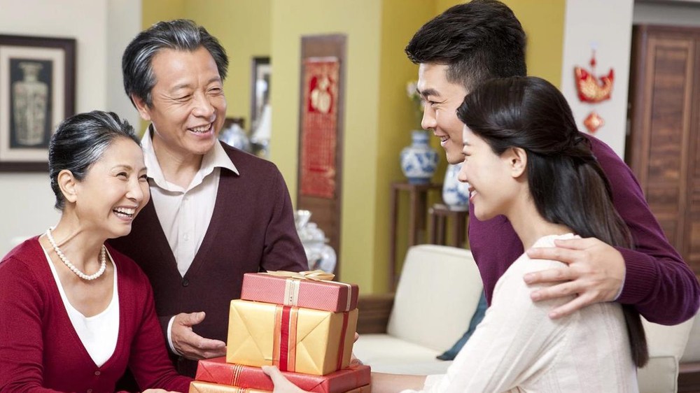 Cách chọn quà Tết biếu bố mẹ tinh tế và thiết thực - Ảnh 2.