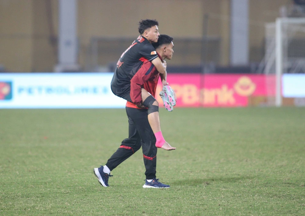 Chấn thương liên tiếp ập đến với cầu thủ Việt Nam: Nỗi lo lớn cho CLB và các đội tuyển quốc gia - Ảnh 2.