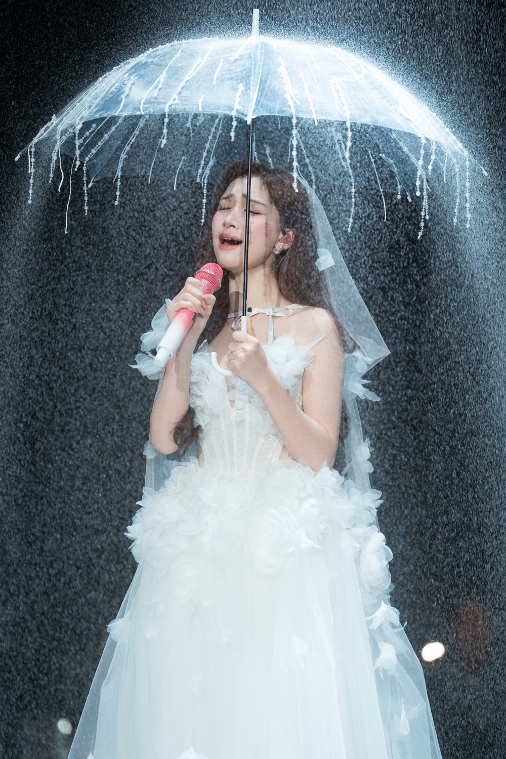 Hòa Minzy xứng danh ngôi sao hạng A mới của showbiz Việt - Ảnh 2.