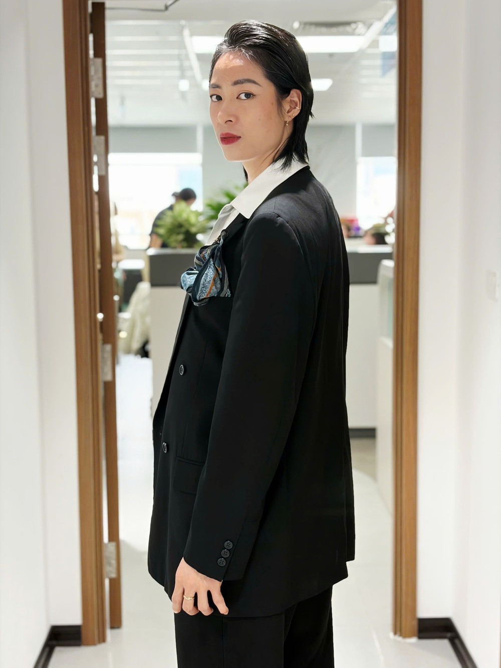 Trà Giang đăng tải hình ảnh mới nhất trên trang cá nhân với vẻ ngoài như một "tổng tài"