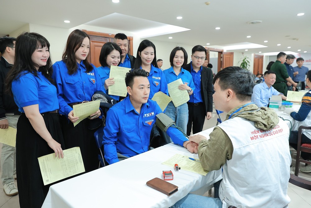 Chương trình hiến máu tình nguyện “Xuân Thông tấn - trao giọt hồng, lan toả yêu thương” - Ảnh 8. Chương trình hiến máu tình nguyện “Xuân Thông tấn - trao giọt hồng, lan toả yêu thương” - Ảnh 8.