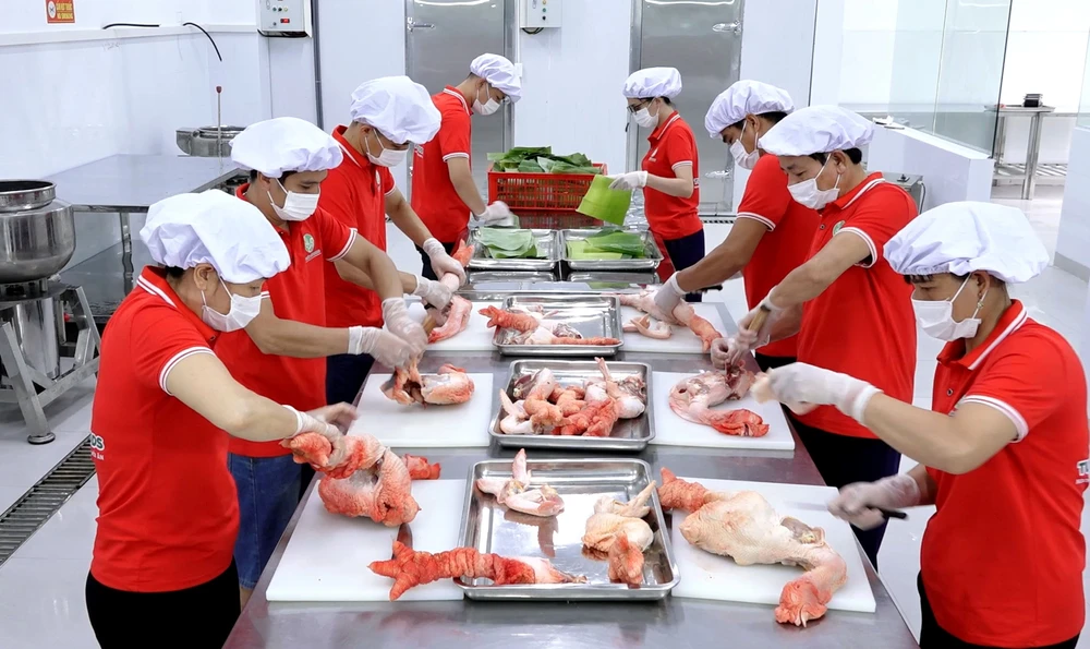 Đặc sản gà Đông Tảo hút khách dịp Tết - Ảnh 2.