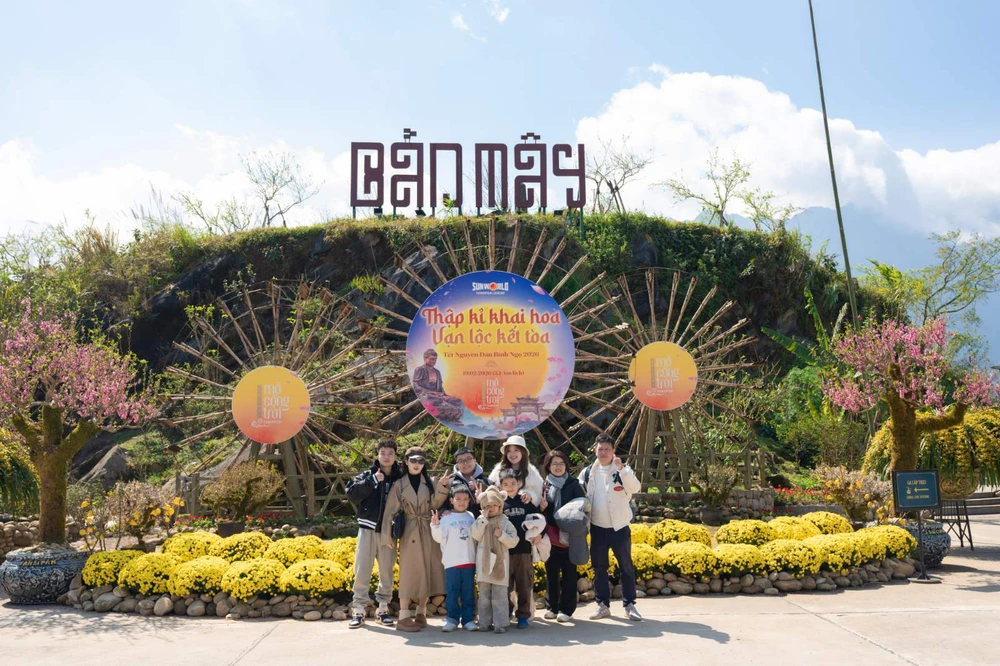 Hà Nội, Sa Pa, Hạ Long nhộn nhịp khách du xuân ngay từ những ngày đầu năm mới - Ảnh 2.