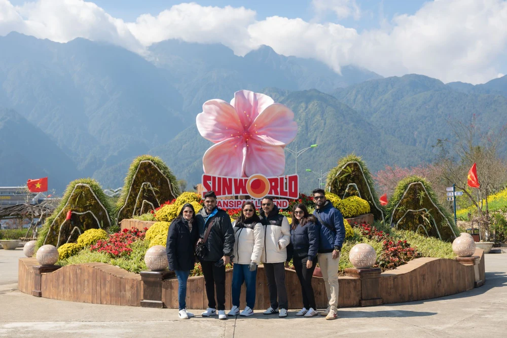 Hà Nội, Sa Pa, Hạ Long nhộn nhịp khách du xuân ngay từ những ngày đầu năm mới - Ảnh 1.