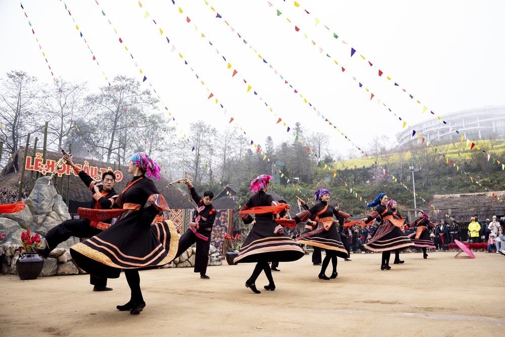 Sa Pa, Hà Nội, Hạ Long: Nhộn nhịp khách du Xuân những ngày Tết Bính Ngọ 2026 - Ảnh 4.