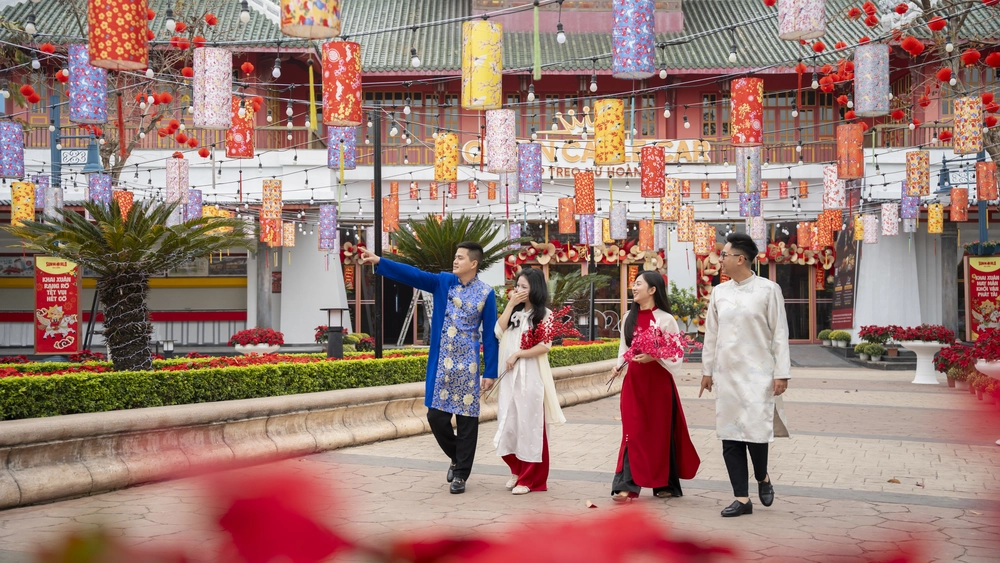 Hà Nội, Sa Pa, Hạ Long nhộn nhịp khách du xuân ngay từ những ngày đầu năm mới - Ảnh 6.