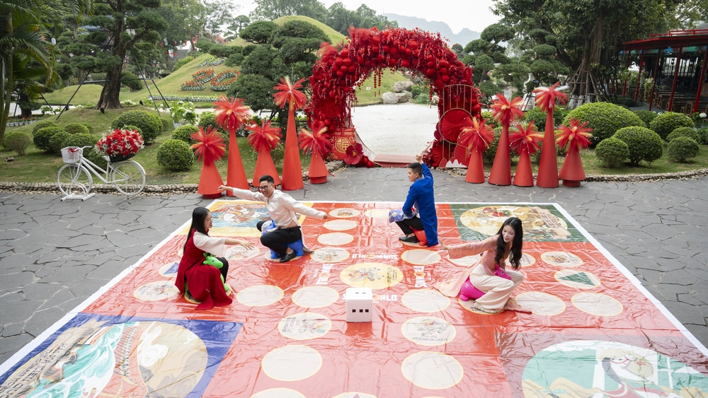 Hà Nội, Sa Pa, Hạ Long nhộn nhịp khách du xuân ngay từ những ngày đầu năm mới - Ảnh 5.