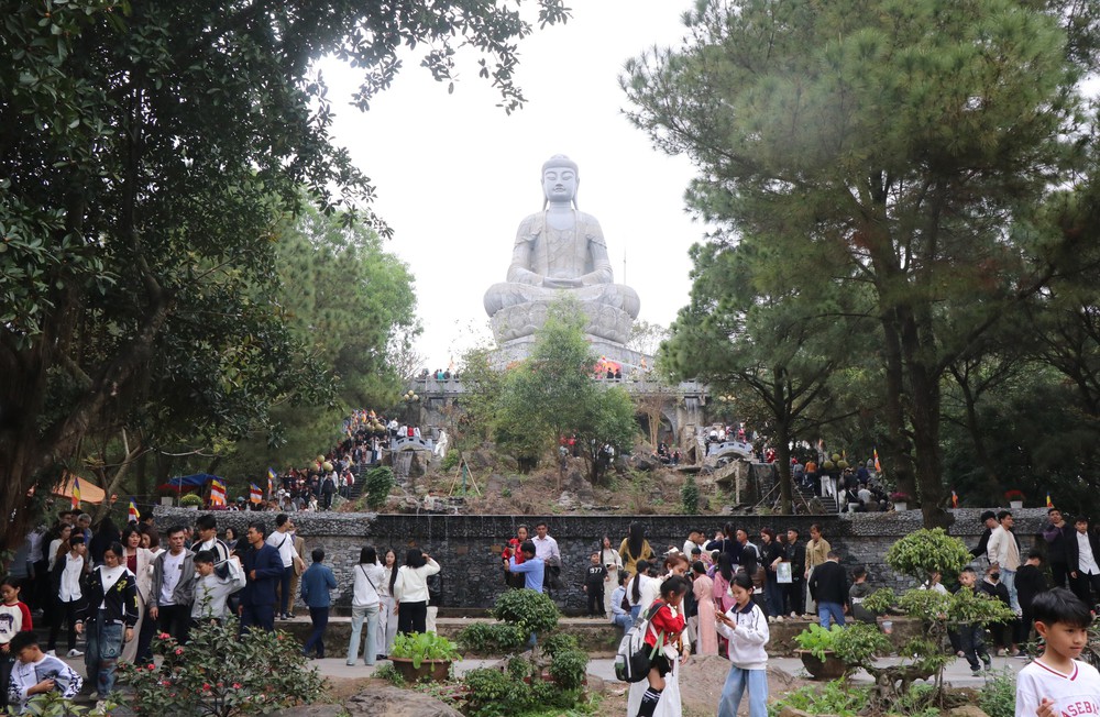 Du khách tưng bừng trẩy hội Phật Tích - Ảnh 2.