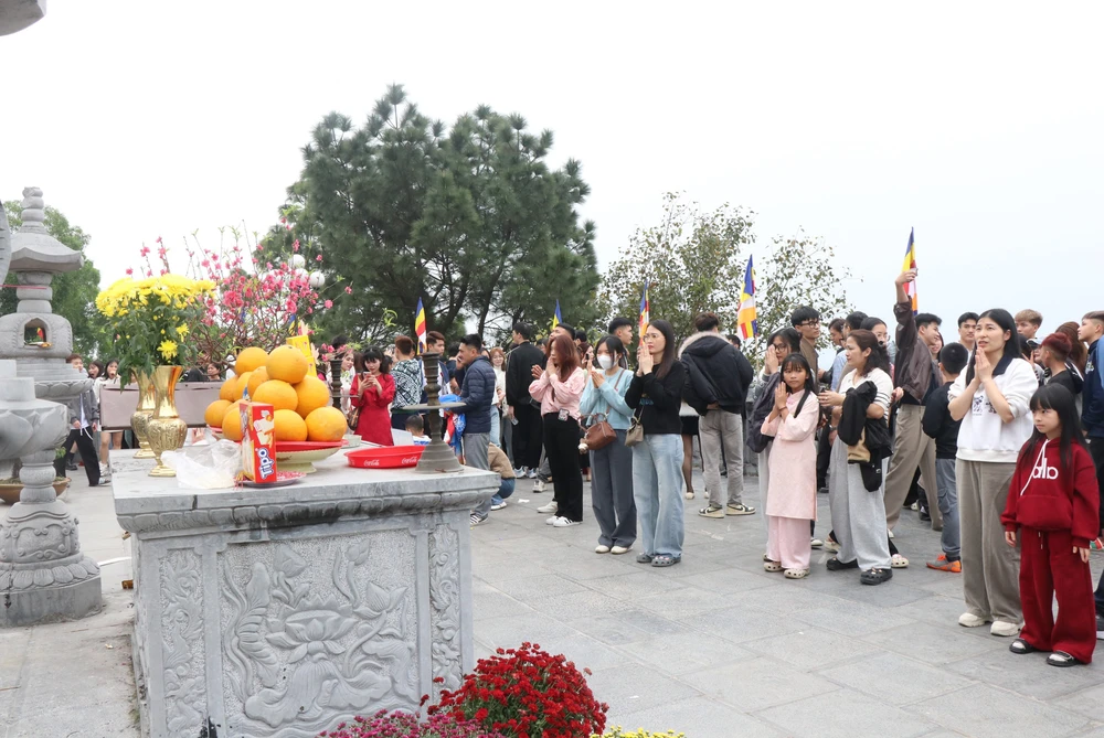 Du khách tưng bừng trẩy hội Phật Tích - Ảnh 7.