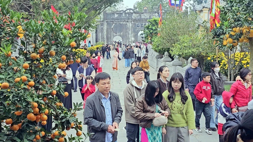 Côn Sơn - Kiếp Bạc đón hơn 16,5 vạn lượt khách những ngày đầu năm mới - Ảnh 1.