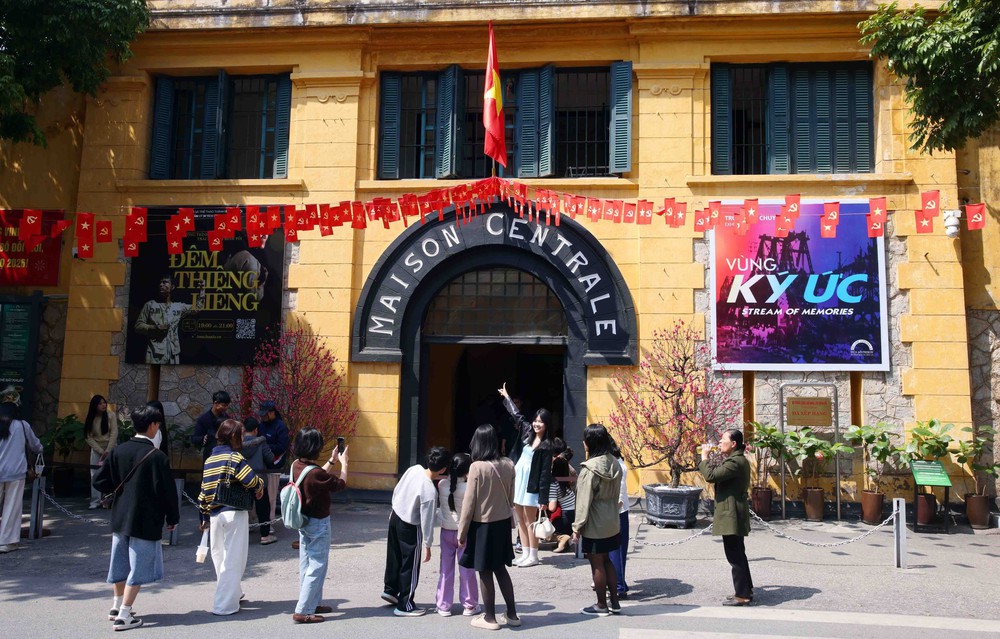 Lượng khách tham quan các khu di tích lịch sử ở Thủ đô tăng đột biến - Ảnh 7.