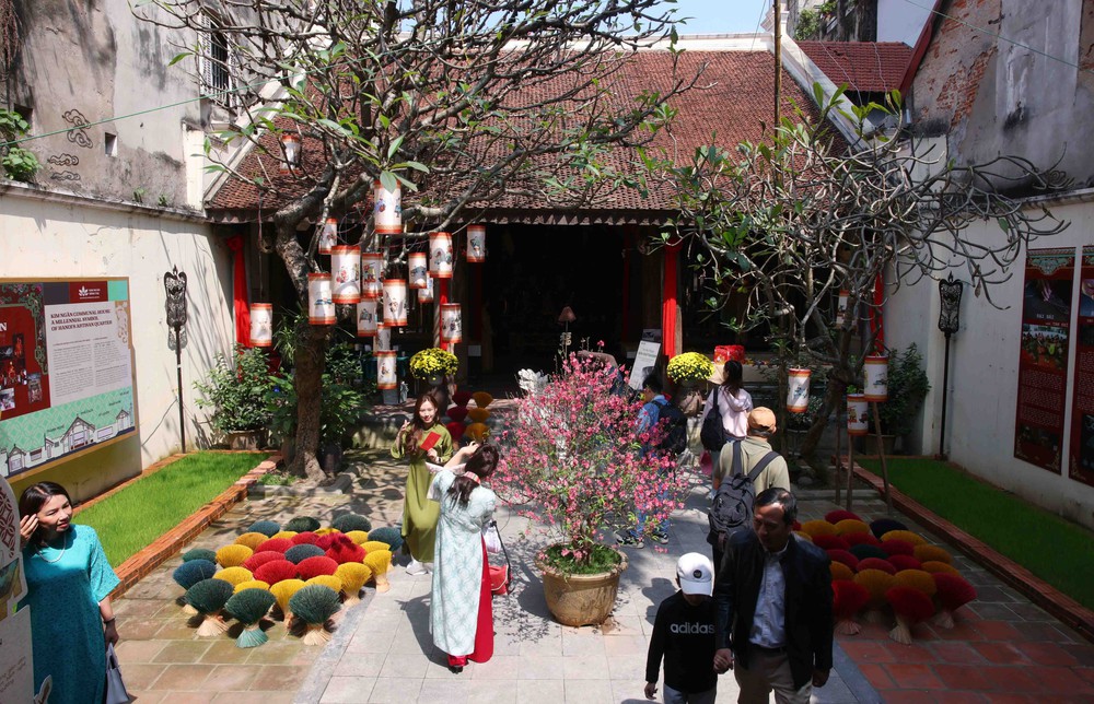 Lượng khách tham quan các khu di tích lịch sử ở Thủ đô tăng đột biến - Ảnh 5.