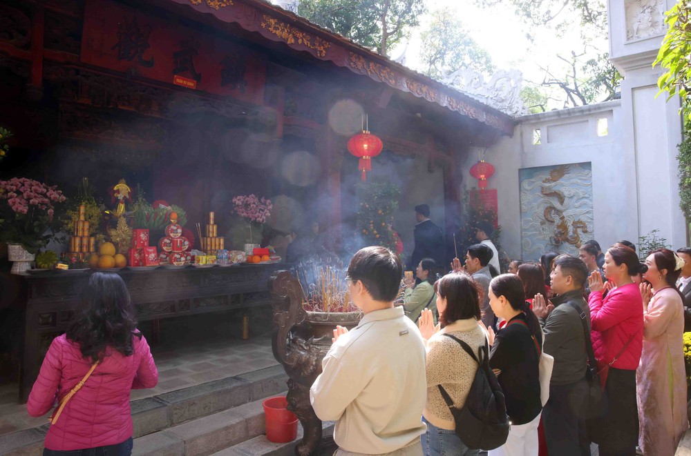 Lượng khách tham quan các khu di tích lịch sử ở Thủ đô tăng đột biến - Ảnh 1.