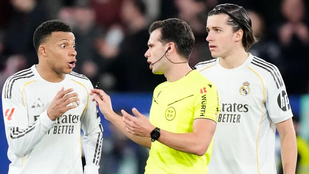 Real Madrid trắng tay, nguy cơ bị Barcelona đòi lại ngôi đầu La Liga - Ảnh 1.