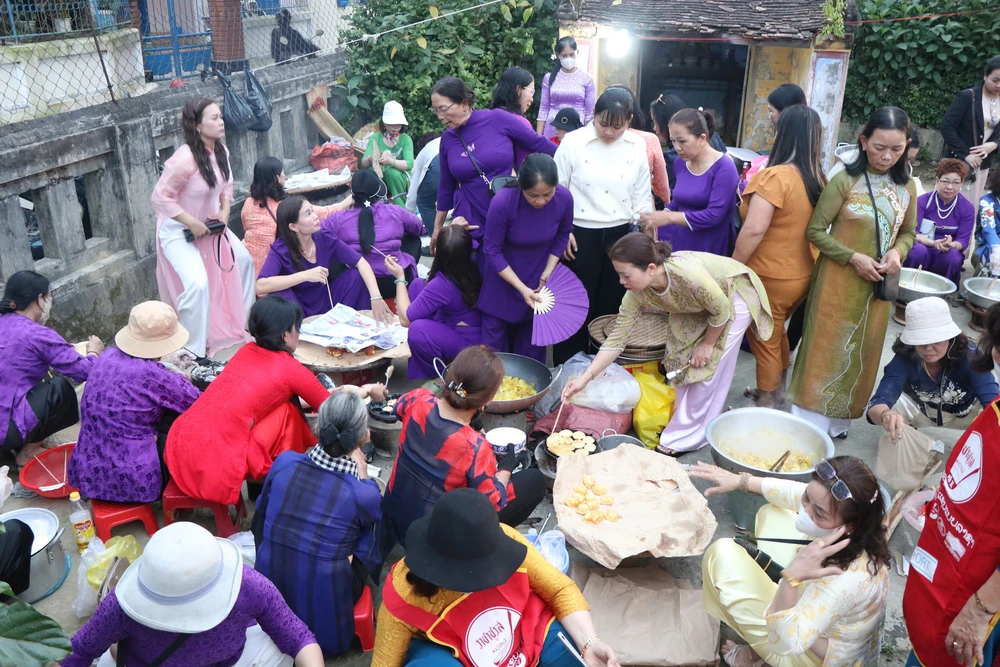 Phố cổ Bao Vinh “thức giấc” trong sắc Tết - Ảnh 6.