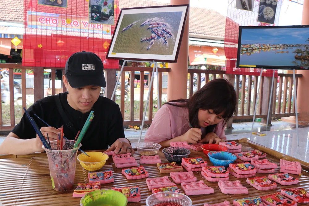 Phố cổ Bao Vinh “thức giấc” trong sắc Tết - Ảnh 8.