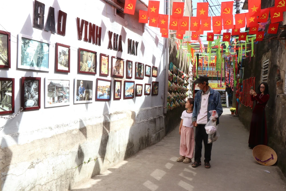 Phố cổ Bao Vinh “thức giấc” trong sắc Tết - Ảnh 2.