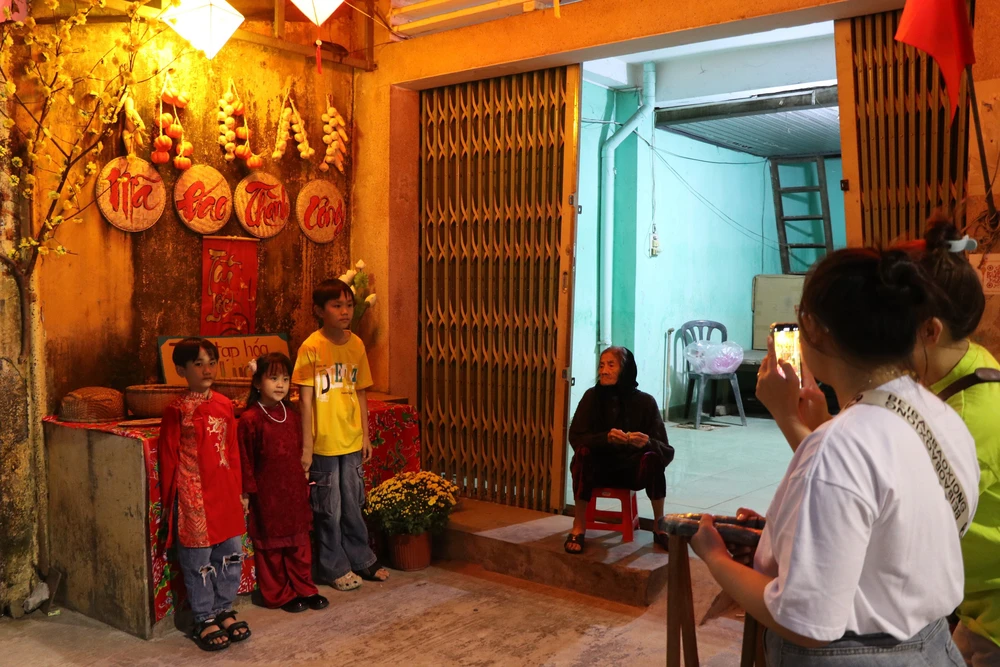 Phố cổ Bao Vinh “thức giấc” trong sắc Tết - Ảnh 3.