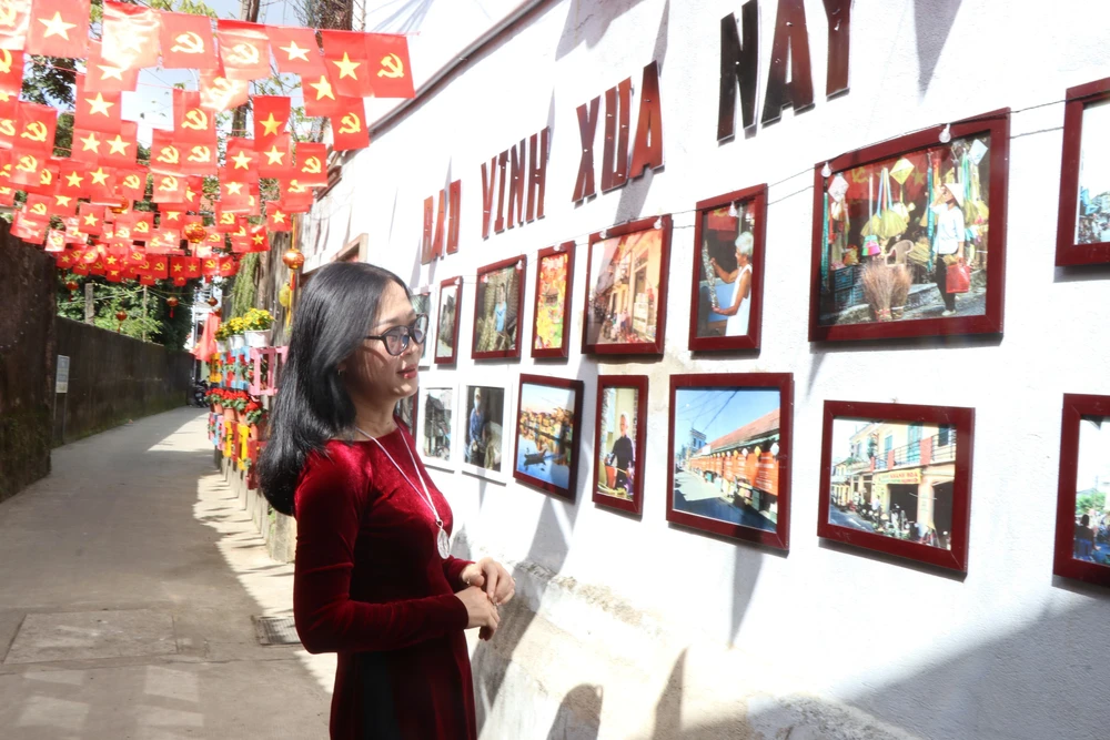 Phố cổ Bao Vinh “thức giấc” trong sắc Tết - Ảnh 1.