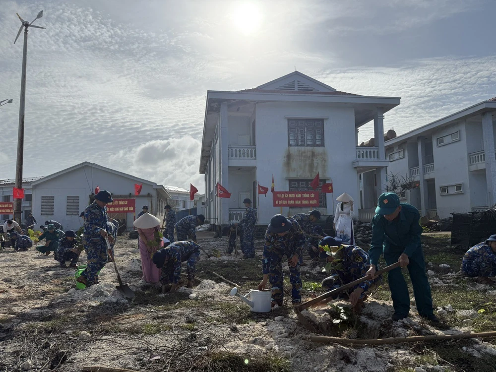 Tết trồng cây giữa trùng khơi Trường Sa - Ảnh 4.