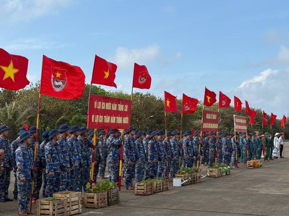 Tết trồng cây giữa trùng khơi Trường Sa - Ảnh 2.