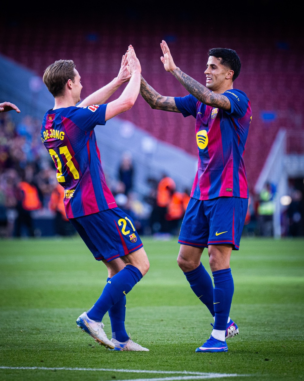 Barcelona thắng thuyết phục Levante, đòi lại ngôi đầu từ tay Real Madrid - Ảnh 2. Barcelona thắng thuyết phục Levante, đòi lại ngôi đầu từ tay Real Madrid - Ảnh 2.