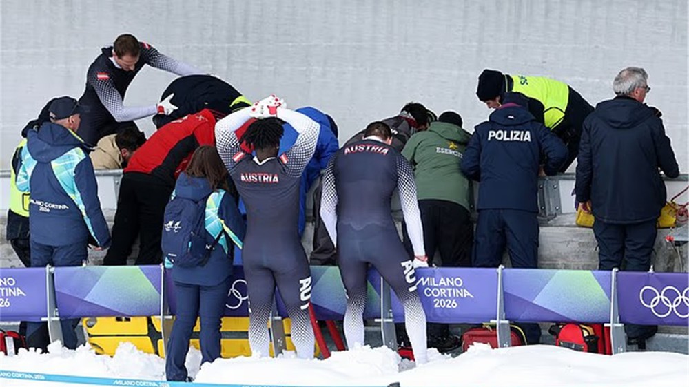 Olympic Mùa Đông gặp sự cố khi một VĐV nhập viện do cú lật xe kinh hoàng ở chung kết - Ảnh 1.