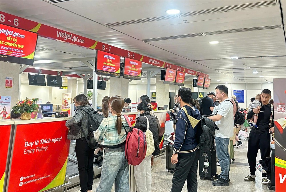 Sân bay Tân Sơn Nhất lại lập kỷ lục mới trong ngày Mùng 6 Tết - Ảnh 1.