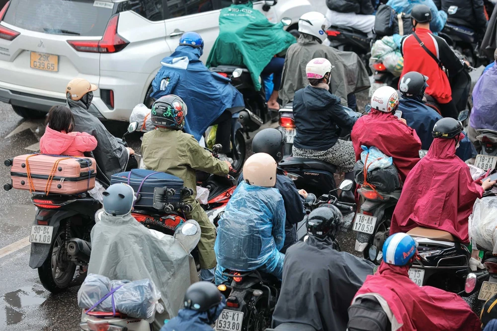 Giao thông Hà Nội đông đúc ngày cuối kỳ nghỉ Tết Bính Ngọ - Ảnh 14.