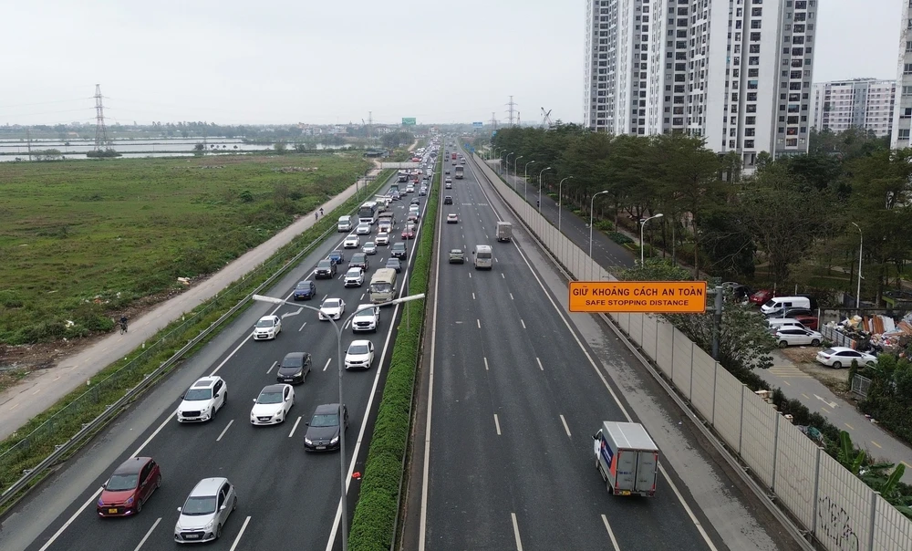 Cao tốc Pháp Vân - Cầu Giẽ ùn tắc kéo dài trong chiều mùng 6 tết - Ảnh 6.
