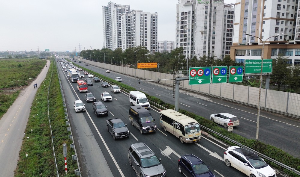 Cao tốc Pháp Vân - Cầu Giẽ ùn tắc kéo dài trong chiều mùng 6 tết - Ảnh 9.
