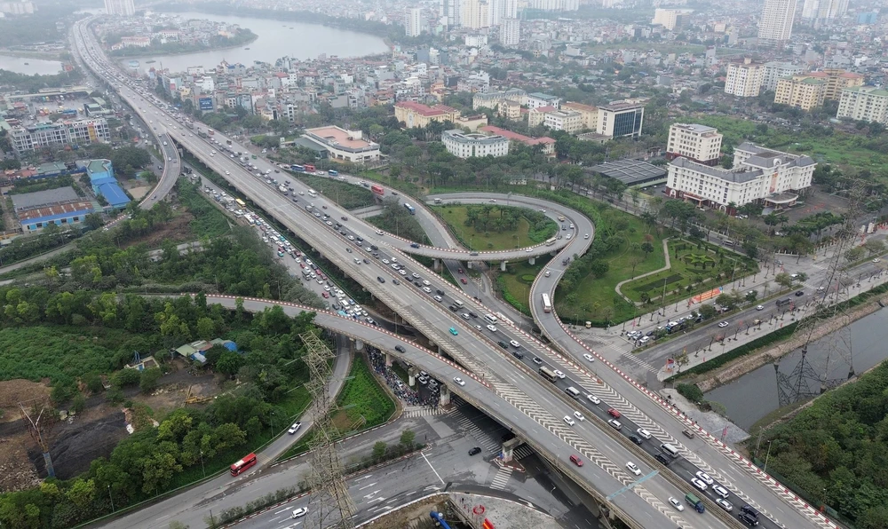 Cao tốc Pháp Vân - Cầu Giẽ ùn tắc kéo dài trong chiều mùng 6 tết - Ảnh 1.