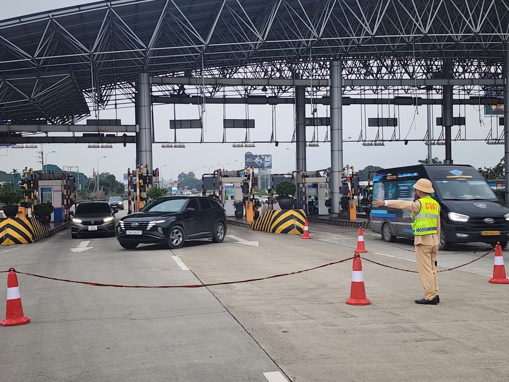 Hỗ trợ phân luồng, điều tiết giao thông để đảm bảo an toàn cho người dân - Ảnh 1. Hỗ trợ phân luồng, điều tiết giao thông để đảm bảo an toàn cho người dân - Ảnh 1.