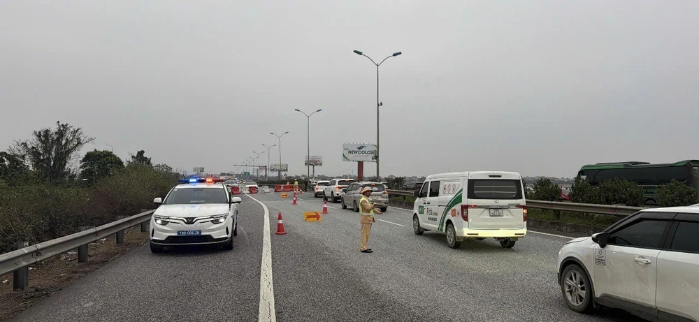 Hỗ trợ phân luồng, điều tiết giao thông để đảm bảo an toàn cho người dân - Ảnh 3. Hỗ trợ phân luồng, điều tiết giao thông để đảm bảo an toàn cho người dân - Ảnh 3.