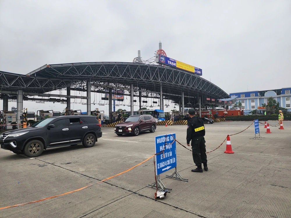 Hỗ trợ phân luồng, điều tiết giao thông để đảm bảo an toàn cho người dân - Ảnh 4. Hỗ trợ phân luồng, điều tiết giao thông để đảm bảo an toàn cho người dân - Ảnh 4.