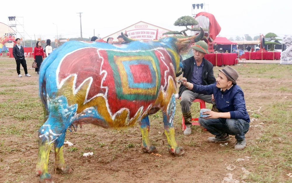 Đặc sắc Hội thi vẽ trang trí trâu ở Lễ hội Tịch điền Đọi Sơn - Ảnh 2.